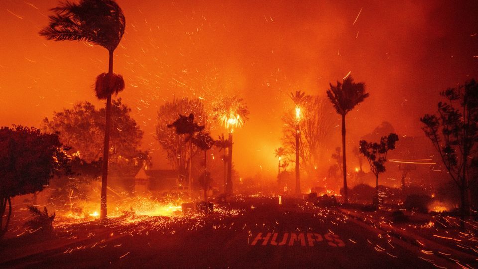 強風にあおられてロサンゼルス住宅地パシフィック・パリセーズを焼き尽くす火災＝７日/Ethan Swope/AP